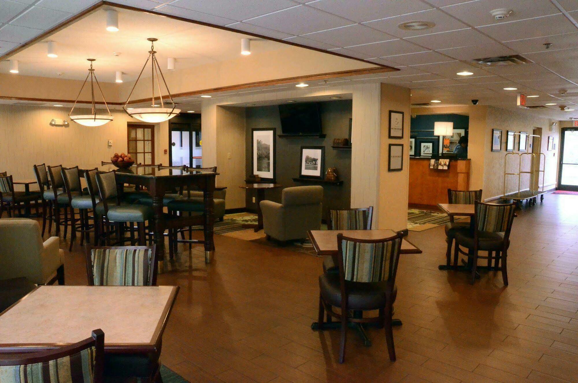 Hampton Inn Abingdon Exteriör bild